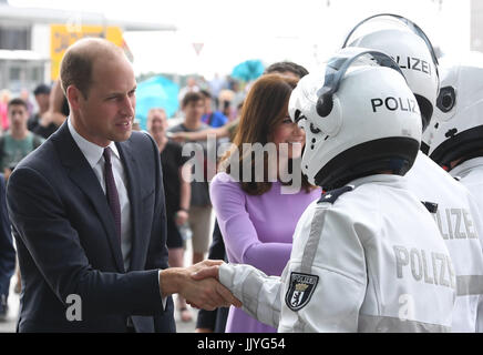 Berlin, Germany. 21st July, 2017. Great Britain's Prince William and his wife, Duchess Kate, bid farewell to police officers at the Central Train Station before traveling by train to Hamburg, in Berlin, Germany, 21 July 2017. Hamburg is the last leg of their 3-day journey in Germany. Photo: Bernd Von Jutrczenka/dpa/Alamy Live News