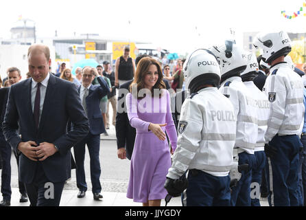 Berlin, Germany. 21st July, 2017. Great Britain's Duchess Kate bids farewell to police officers at the Central Train Station before traveling with her husband (L) by train to Hamburg, in Berlin, Germany, 21 July 2017. Hamburg is the last leg of their 3-day journey in Germany. Photo: Bernd Von Jutrczenka/dpa/Alamy Live News