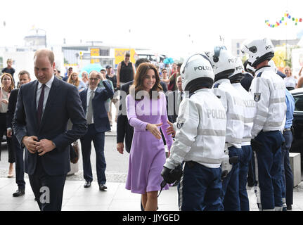 Berlin, Germany. 21st July, 2017. Great Britain's Prince William and his wife, Duchess Kate, bid farewell to police officers at the Central Train Station before traveling by train to Hamburg, in Berlin, Germany, 21 July 2017. Hamburg is the last leg of their 3-day journey in Germany. Photo: Bernd Von Jutrczenka/dpa/Alamy Live News