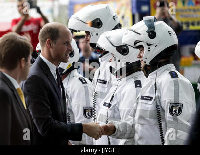 Berlin, Germany. 21st July, 2017. Great Britain's Prince William bids farewell to police officers at the Central Train Station before traveling with his wife by train to Hamburg, in Berlin, Germany, 21 July 2017. Hamburg is the last leg of their 3-day journey in Germany. Photo: Kay Nietfeld/dpa/Alamy Live News