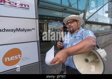 London, UK. 21st July 2017. A small group of CAIWU (Cleaners and Allied Independent Workers Union) members came to the Ofcom Offices at Riverside House to present their 'Worst Employer in the UK 2017' Award to Mitie who employ the cleaners who clean Ofcom's offices. They talked outside the offices with two Ofcom employees. One argued that this was an argument between the CAIWU and Mitie, and told organiser Alberto Durango that they should be protesting outside Mitie's offices rather than Ofcom. Credit: Peter Marshall/Alamy Live News Stock Photo