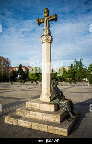 Statue of the pilgrim in front of the Monastery Hospital of San Marcos, today National Hotel Parador. Leon, Spain, Europe. Camino de Santiao. Stock Photo