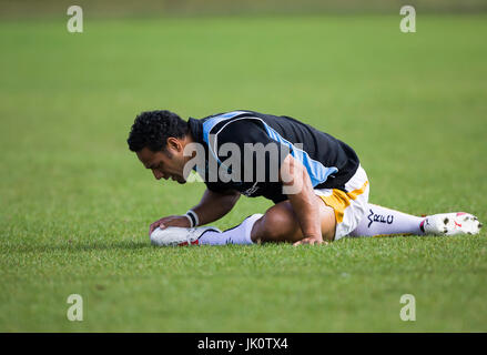 Fugby player stretching gluteus muscles and hamstrings.    Rugby Union Guinness Premiership - Bath Rugby   v   Worcester Warriors - Sat 23rd Sept 2006 Stock Photo