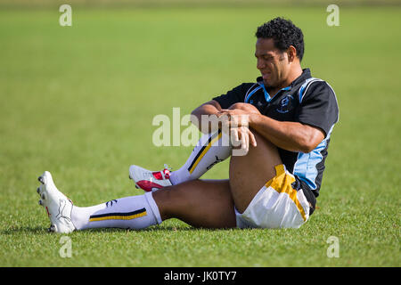 Fugby player stretching gluteus muscles and hamstrings.    Rugby Union Guinness Premiership - Bath Rugby   v   Worcester Warriors - Sat 23rd Sept 2006 Stock Photo