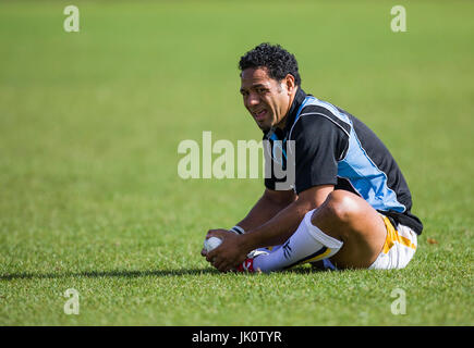 Fugby player stretching gluteus muscles and hamstrings.    Rugby Union Guinness Premiership - Bath Rugby   v   Worcester Warriors - Sat 23rd Sept 2006 Stock Photo