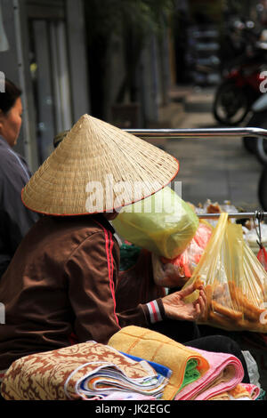 Vietnamese local wearing the asian conical hat in Hanoi Old Quarter Stock Photo