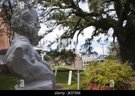 USA, Louisiana, Cajun Country, St. Martinville, Evangeline Oak tree and bust of H.W. Longfellow, poet, made famous in the 1847 epic-poem by Henry Wadsworth Longfellow about the Cajun-Acadian-French re-settlement by the British, Grande Derangement Stock Photo