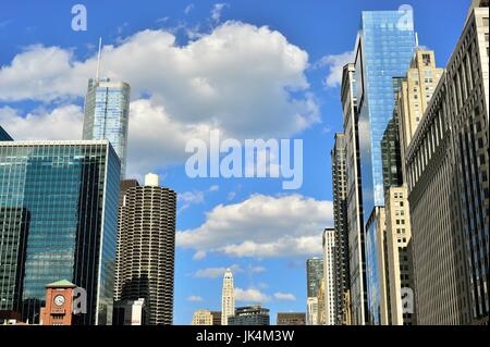 Architecture along Chicago's Chicago River corridor on Wacker Drive leading east to Lake Michigan. Chicago, Illinois, USA. Stock Photo