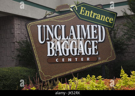 USA, Alabama, Scottsboro, Unclaimed Baggage Center, resellers of unclaimed baggage left with US airlines, sign Stock Photo