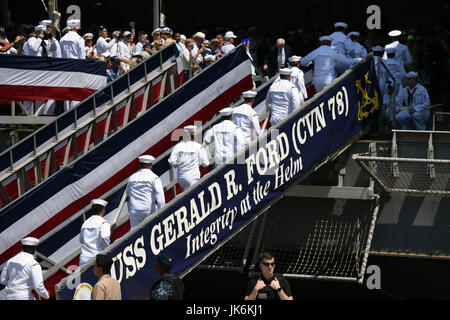 Norfolk, USA. 22nd July, 2017. Sailors run to the positions on USS Gerald R. Ford during its commissioning ceremony at Naval Station Norfolk, Virginia, the United States, on July 22, 2017. The U.S. Navy commissioned United States Ship (USS) Gerald R. Ford, the newest and most advanced aircraft carrier, at Naval Station Norfolk, a navy base in Virginia on Saturday. Credit: Yin Bogu/Xinhua/Alamy Live News Stock Photo