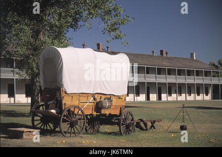 USA, Wyoming, Fort Laramie,  Kavallerie-Baracken, Wagen, 1849  außen, Amerika, Bundesstaat, Fort Laramie National Historic Site, Pionierposten, Garten, Haus, Wohnhaus, Unterkunft, Pferdewagen, Anhänger, alt, antik, Kavallerie, Baracken, Planwagen, Sützpunkt, Gedenkstätte, historisch, Oregon Trail Stock Photo