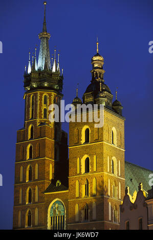 Polen, Krakow, Stadtplatz, Marienkirche,  Beleuchtung, Abend  Europa, Osteuropa, Rzeczpospolita Polska, Kleinpolen, Gebietshauptstadt, Stadt, Großstadt, Krakau, Innenstadt, Marktplatz, mittelalterlich, Rynek Glowny, Marienkathedrale, 14. Jh., Architektur, Bauwerk, Gotteshaus, Baustil, Spätgotik, beleuchtet, UNESCO-Weltkulturerbe, Sehenswürdigkeit Stock Photo