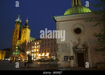 Polen, Krakow, Stadtplatz, Marienkirche,  Beleuchtung, Abend  Europa, Osteuropa, Rzeczpospolita Polska, Kleinpolen, Gebietshauptstadt, Stadt, Großstadt, Krakau, Innenstadt, Marktplatz, mittelalterlich, Rynek Glowny, Marienkathedrale, 14. Jh., Architektur, Bauwerk, Gotteshaus, Baustil, Spätgotik, Lichter, beleuchtet, UNESCO-Weltkulturerbe, Sehenswürdigkeit Stock Photo