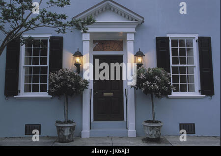 USA, South Carolina, Charleston,  Villa, Eingangstür, Abend  Vereinigte Staaten, Nordamerika, Südstaaten, Haus, Wohnhaus, Eingang, Tür, Eingangsbereich, Haustür, Fenster, Vordach, Säulen, Blumenstöcke, Lampen, Lichter, leuchten, Beleuchtung Stock Photo