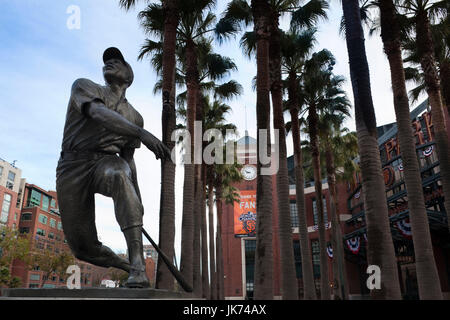 Statues – Oracle Park