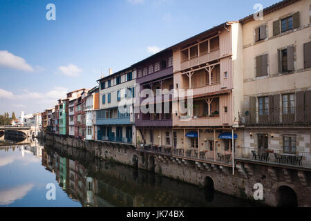 France, Midi-Pyrenees Region, Tarn Department, Castres, Quai des Jacobins, midieval houses on the Agout River Stock Photo