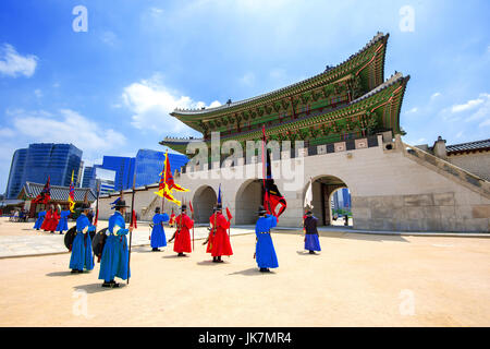 SEOUL, SOUTH KOREA - JUNE 28: Soldier with traditional Joseon dynasty uniform guards the Gyeongbokgung Palace on June 28, 2015 in Seoul, South Korea. Stock Photo