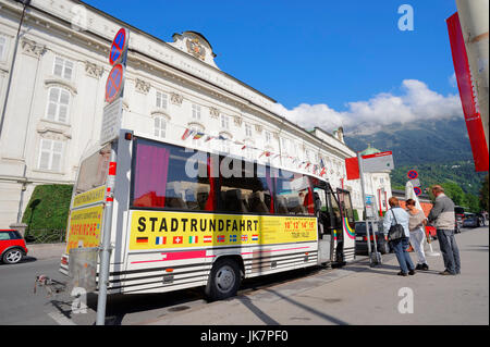Sightseeing bus in front of Imperial Palace Hofburg, Innsbruck, Tyrol | Bus fuer Stadtrundfahrten vor Hofburg, Innsbruck, Tirol, Oesterreich / Hofburg Stock Photo