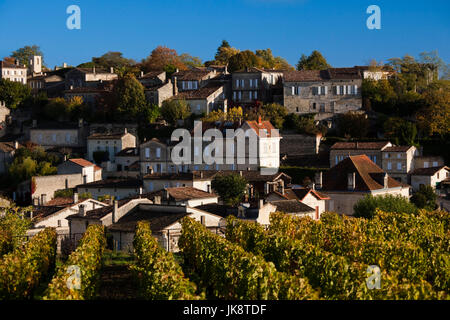 France, Aquitaine Region, Gironde Department, St-Emilion, wine town, elevated town view with UNESCO-listed vineyards Stock Photo