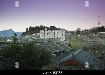 China Provinz Yunnan Lijiang Altstadt Hauser Dacher Shizi Shan Tempel Dammerung Stock Photo Alamy