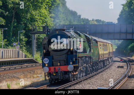 Clan Line. A Merchant Navy Class Steam  locomotive speeds through Farnborough Station , Hampshire on 5th July, 2017.  with The Bournemouth Belle repli Stock Photo