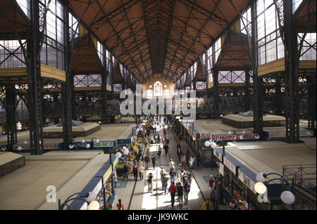 Ungarn, Budapest, Stadtteil Pest, Altstadt,  Große Markthalle, Nagy Vasarcsarnok,  Kunden, no model release,  Hauptstadt, Stadt, Innenstadt, Hauptzollplatz, Központi Vásárcsarnok, Halle, Bauwerk, Architektur, Markt, Marktstände, Verkaufsstände, Geschäfte, Läden, Handel, Verkauf, Menschen, Passanten, Übersicht, Innenansicht, innen, Stock Photo