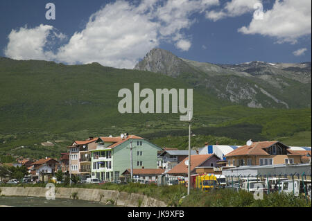 Kosovo, Pec, Flussufer, Häuser, Berge, Grenzgebiet Montenegro, Stock Photo