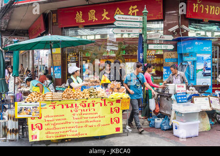 Street food vendors outside a gold shop on Yaowarat road, Chinatown, Bangkok, Thailand Stock Photo