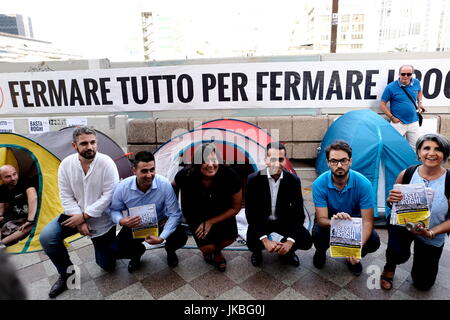 Naples, Italy. 22nd July, 2017. This afternoon, the 5-star movement, presiding over the past four days and nights, to protest against the rocks in Campania this past week, in front of the Palace of the Regional Council at the Centro Direzionale di Napoli. In addition to the regional group's directors, there was one of the historic leaders of the movement of Beppe Grillo, the Vice President of the Chamber of Deputies Luigi Di Maio Credit: Fabio Sasso/Pacific Press/Alamy Live News Stock Photo