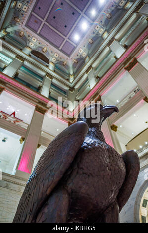 USA, Pennsylvania, Philadelphia, giant eagle inside Macy's department store, formerly Wanamakers Stock Photo