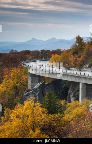 USA, North Carolina, Linville, Linn Cove Viaduct that goes around Grandfather Mountain on the Blue Ridge Parkway, autumn Stock Photo