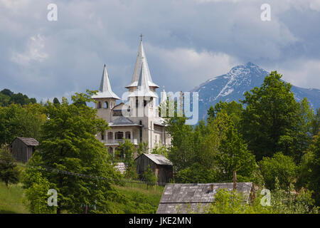 Romania, Maramures Region, Viseu de Sus, church with Maramures Mountains Stock Photo