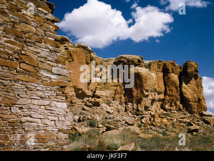 View from Hungo Pavi Pueblo in Chaco Canyon, New Mexico, to North Mesa. An Anasazi rock-cut stairway leads up the sandstone cliff. Stock Photo