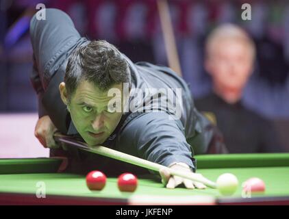 (170723) -- HONG KONG, July 23, 2017 (Xinhua) -- Ronnie O'Sullivan of England competes during the final match against Neil Robertson of Australia at the World Snooker Hong Kong Masters 2017 in Hong Kong, China, July 23, 2017. Robertson won 6-3 to claim the title. (Xinhua/Liu Yun) Stock Photo