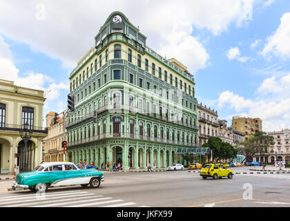 Hotel Saratoga and classic American cars, Paseo de Marti, Old Havana, Cuba Stock Photo