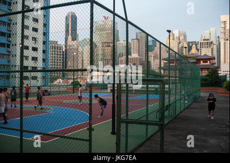 19.07.2017, Singapore, Republic of Singapore, Asia - A group of young men plays basketball in Singapore's Chinatown district. Stock Photo