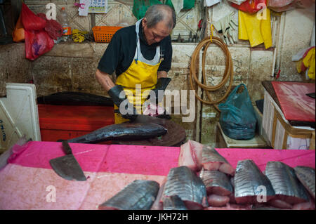 20.07.2017, Singapore, Republic of Singapore, Asia - A fish monger at the Chinatown Wet Market. Stock Photo