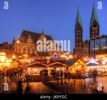 Altes Rathaus mit Dom St. Petri und Weihnachtsmarkt am Marktplatz bei Abenddämmerung, Bremen, Deutschland    I  Old City Hall Hall and Dom Church with Stock Photo