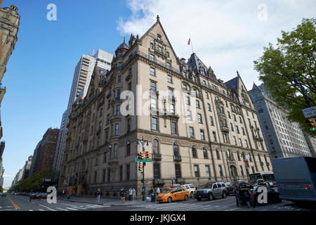 The dakota luxury apartment building central park west New York City USA Stock Photo