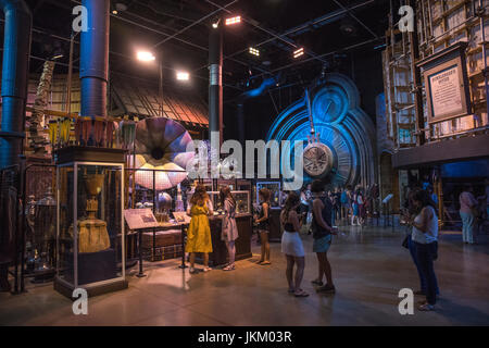 Torre dell'Orologio a pendolo - Tour dello Studio di Harry Potter WB Foto  stock - Alamy