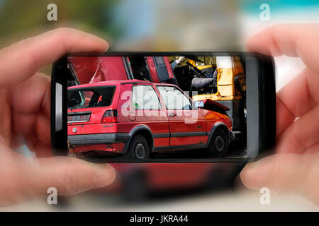 Onlooker takes a photo of traffic accident, of symbolic photo, Schaulustiger fotografiert Verkehrsunfall, Symbolfoto Onlooker takes a photo of traffic accident, of symbolic photo, Schaulustiger fotografiert Verkehrsunfall, Symbolfoto