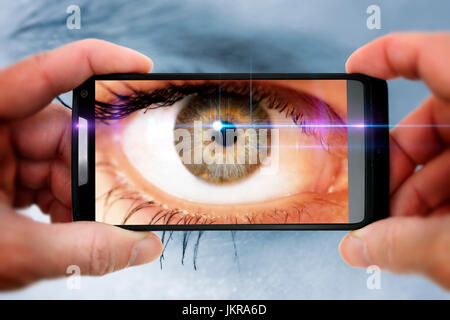 Eye in smartphone camera, symbolic photo for nosy parkers, Auge in Smartphone-Kamera, Symbolfoto für Gaffer