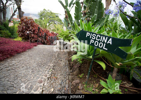 Sign pointing the way to swimming pool, Reid's Palace Hotel, Madeira Stock Photo