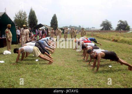 Anantnag, India. 24th July, 2017. Kashmiri men perform push up to qualify the test during a police recruitment rally on July 24, 2017 in Anantnag, India. A recruitment drive by the police in Kashmir evoked an overwhelming response, with nearly 3,000 young men and women turning up for it. The candidates, who have qualified the physical test, will have to appear in the written test for final selection for which the dates will be issued separately. Credit: Muneeb Ul Islam/Pacific Press/Alamy Live News Stock Photo