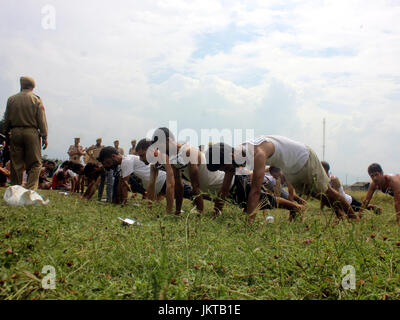 Anantnag, India. 24th July, 2017. Kashmiri men perform push up to qualify the test during a police recruitment rally on July 24, 2017 in Anantnag, India. A recruitment drive by the police in Kashmir evoked an overwhelming response, with nearly 3,000 young men and women turning up for it. The candidates, who have qualified the physical test, will have to appear in the written test for final selection for which the dates will be issued separately. Credit: Muneeb Ul Islam/Pacific Press/Alamy Live News Stock Photo