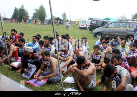 Anantnag, India. 24th July, 2017. Kashmiri Youth wait before a run to qualify the test during a Police recruitment rally on July 24, 2017 in Anantnag, India. A recruitment drive by the police in Kashmir evoked an overwhelming response, with nearly 3,000 young men and women turning up for it. The candidates, who have qualified the physical test, will have to appear in the written test for final selection for which the dates will be issued separately. Credit: Muneeb Ul Islam/Pacific Press/Alamy Live News Stock Photo