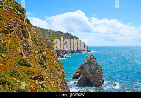 The steep rocky slopes of Cabo da Roca (Cape Roca) covered with green and red blooming succulent plants of hottentot-fig, Sintra, Portugal. Stock Photo