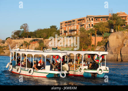 Aegypten, Assuan, Boote vor dem Old Cataract Hotel Stock Photo