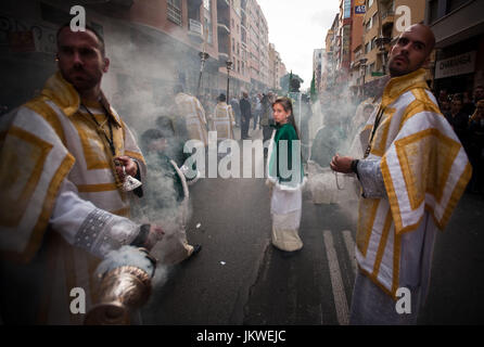 Alcolites from the Nueva Esperanza Brotherhood look back at the figure of Virgin Mary of Hope on the streets from Malaga during the celebrations of Easter in Spain. Date: 04/19/2011. Photographer: Xabier Mikel Laburu Van Woudenberg------------------- Monaguillos de la Cofradía de Nueva Esperanza contemplan la figura de María Santísima de nueva Esperanza en Málaga durante las fiestas de Semana Santa en España. Fecha: 19/04/2011. Fotógrafo: Xabier Mikel Laburu Van Woudenberg. Stock Photo