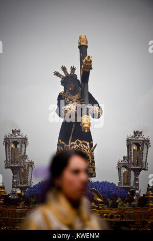 Members from the Nueva Esperanza Brotherhood carry the thrones from Jesus of the Sentence on the streets from Malaga during the celebrations of Easter in Spain. Date: 04/19/2011. Photographer: Xabier Mikel Laburu Van Woudenberg------------------- Miembros de la Cofradía de Nueva Esperanza llevan los tronos de Nuestro Padre Jesús de la Sentencia por las calles de Málaga durante las fiestas de Semana Santa en España. Fecha: 19/04/2011. Fotógrafo: Xabier Mikel Laburu Van Woudenberg. Stock Photo